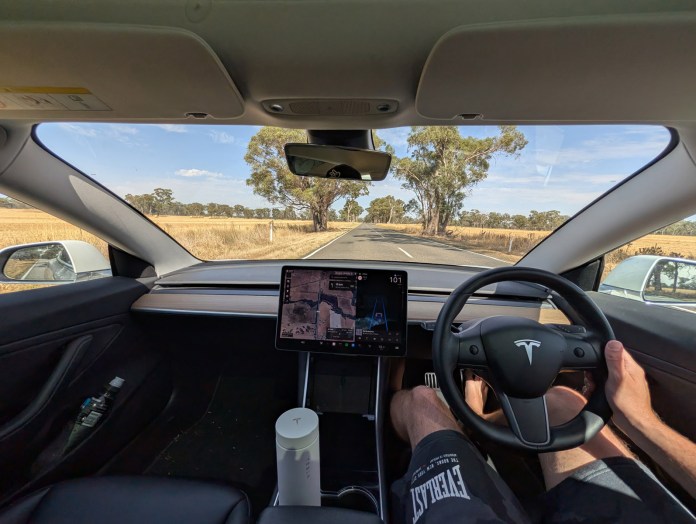 Tesla Introduces FSD v14 Lite for 7-Year-Old Vehicles Featuring HW3 (2026.20.5.1)